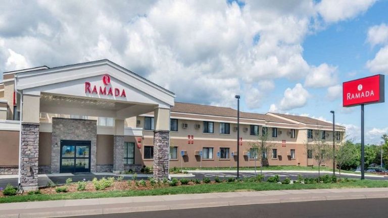 Ramada by Wyndham Minneapolis Golden Valley