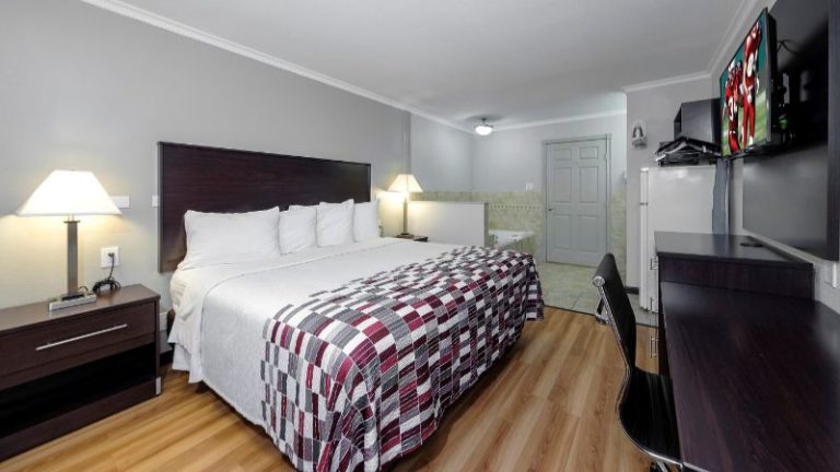 Red Roof Inn Arlington – Entertainment District