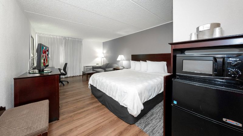 Red Roof PLUS+ Newark Liberty Airport – Carteret, room with private jacuzzi, photo 2