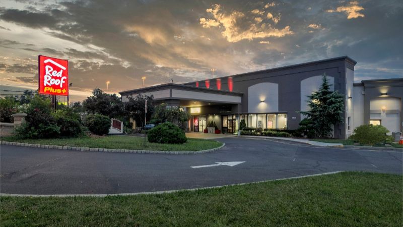 Red Roof PLUS+ Newark Liberty Airport – Carteret, room with private jacuzzi, photo 6