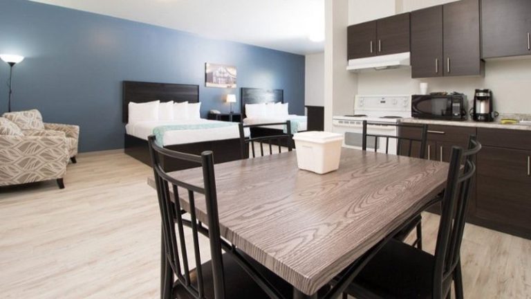 Roadhouse 52 Inn & Suites