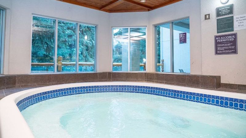 Rundlestone Lodge, room with private jacuzzi, photo 6