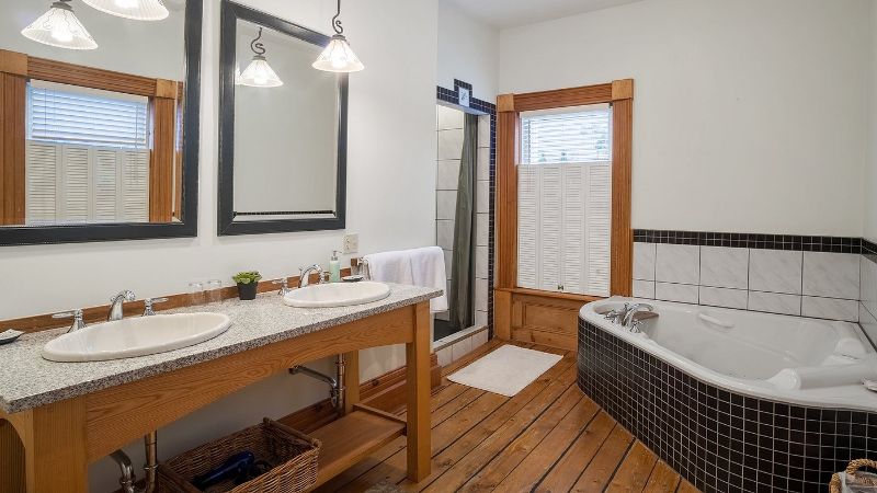 Sail Inn Lunenburg, room with private jacuzzi, photo 1