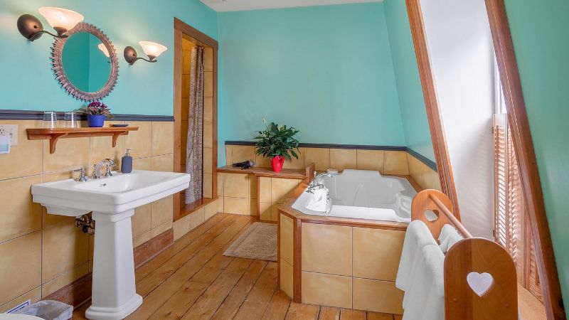 Sail Inn Lunenburg, room with private jacuzzi, photo 2