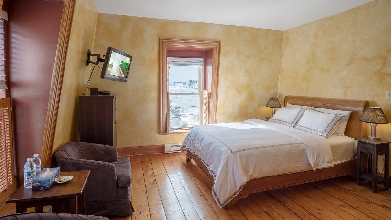 Sail Inn Lunenburg, room with private jacuzzi, photo 3