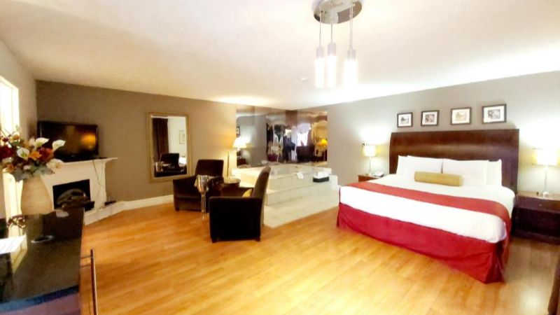 Seely’s Motel, room with private jacuzzi, photo 2