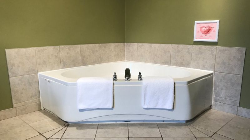 Super 8 by Wyndham Amherst NS, room with private jacuzzi, photo 1