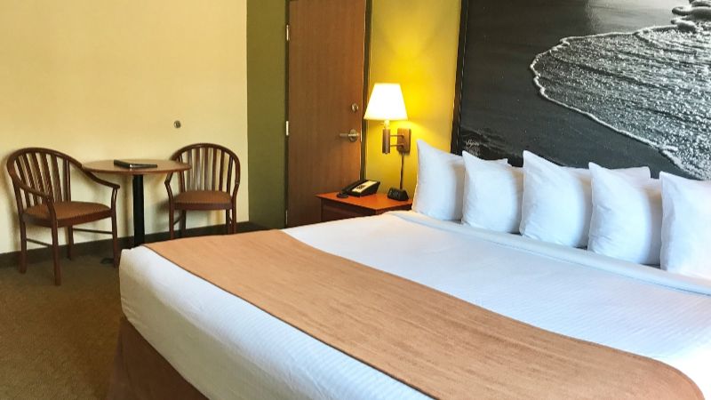 Super 8 by Wyndham Amherst NS, room with private jacuzzi, photo 2