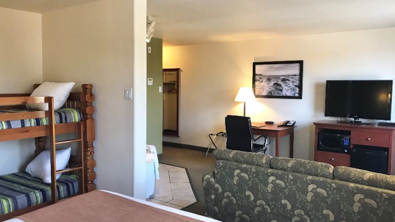 Super 8 by Wyndham Amherst NS, room with private jacuzzi, photo 3