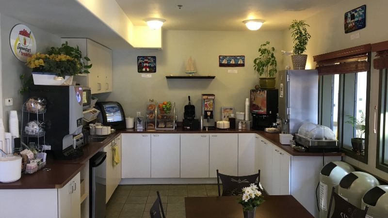 Super 8 by Wyndham Amherst NS, room with private jacuzzi, photo 4