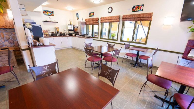 Super 8 by Wyndham Amherst NS, room with private jacuzzi, photo 5