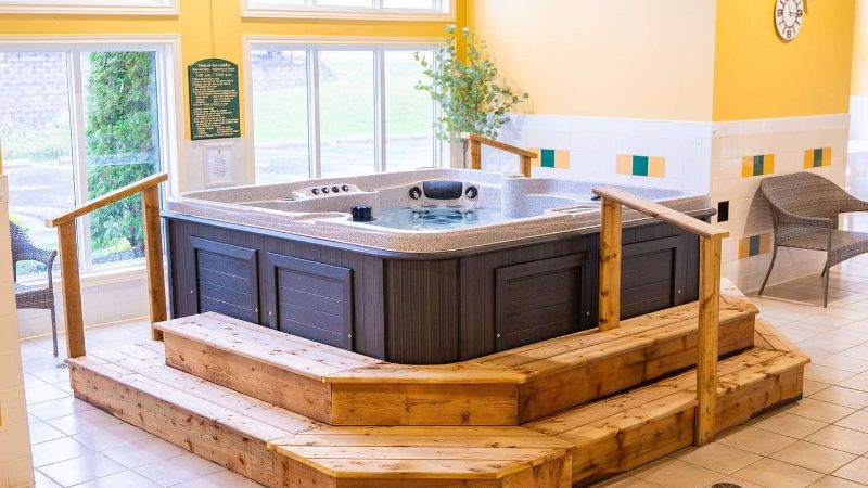 Super 8 by Wyndham Amherst NS, room with private jacuzzi, photo 6