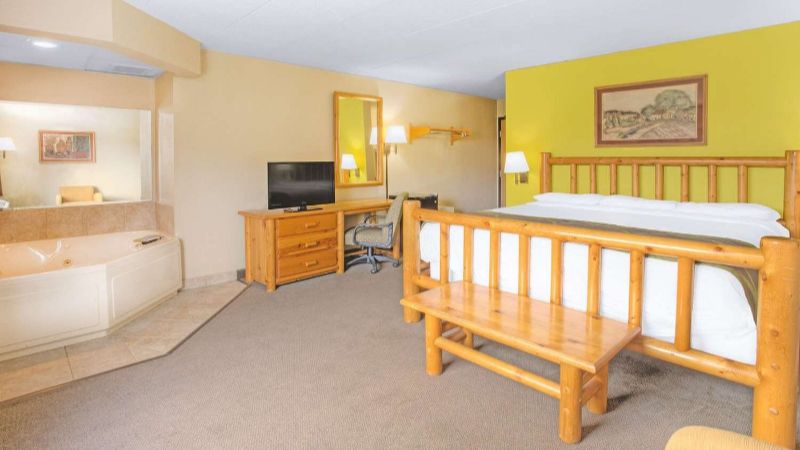 Super 8 by Wyndham Davenport 1 - jacuzzi hotel room