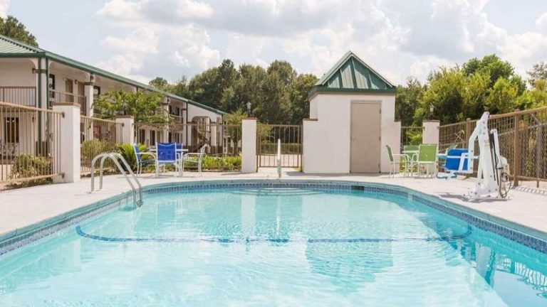 Super 8 by Wyndham Dothan
