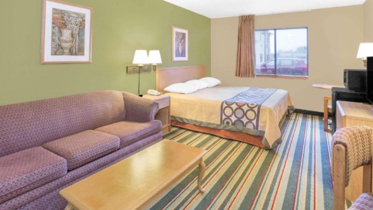 Super 8 by Wyndham East Moline