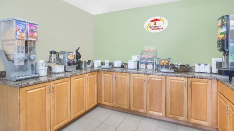 Super 8 by Wyndham East Moline