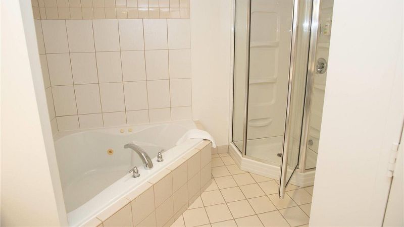 Super 8 by Wyndham Mississauga, room with private jacuzzi, photo 2