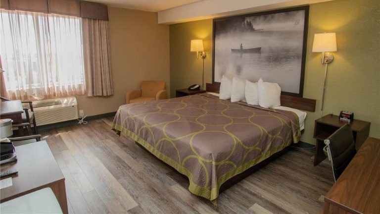 Super 8 by Wyndham Mississauga