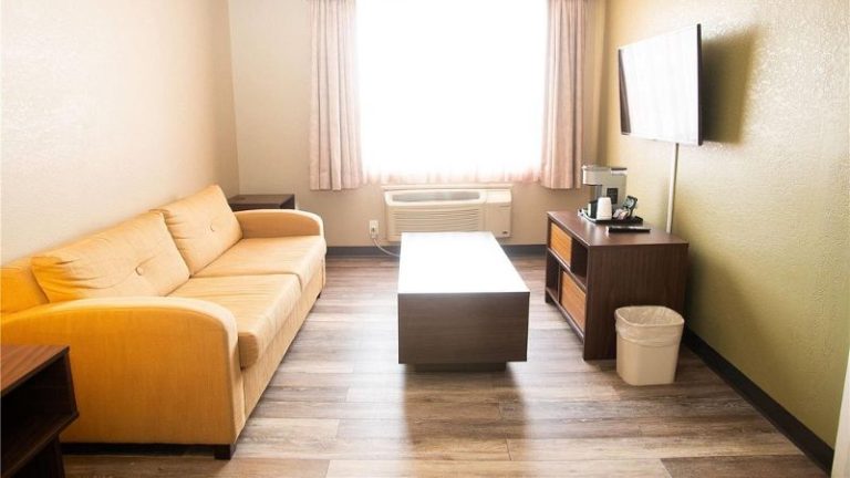 Super 8 by Wyndham Mississauga