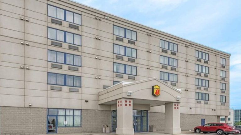 Super 8 by Wyndham Mississauga