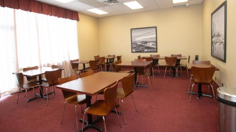 Super 8 by Wyndham Mississauga, room with private jacuzzi, photo 7
