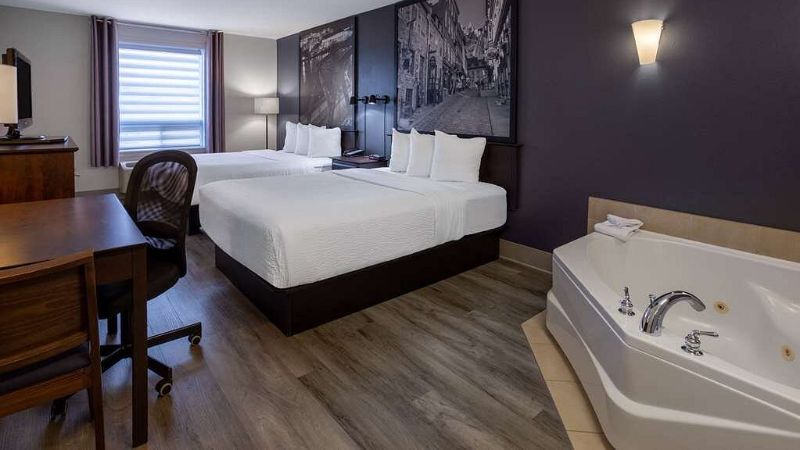 Super 8 by Wyndham Quebec City, room with private jacuzzi, photo 1