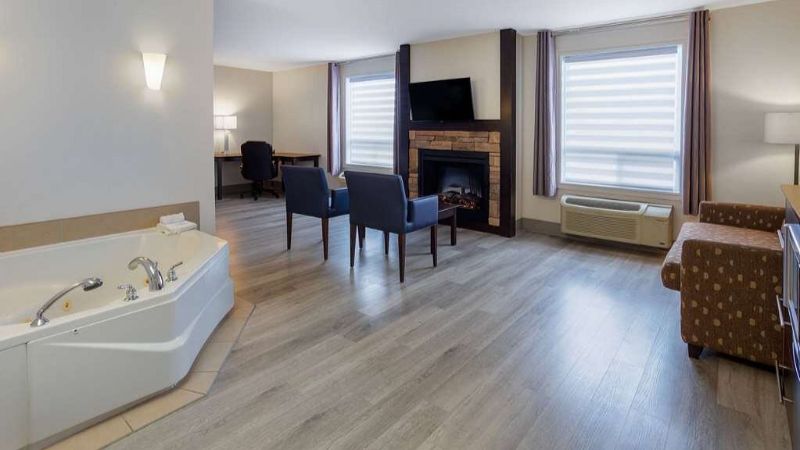 Super 8 by Wyndham Quebec City, room with private jacuzzi, photo 2