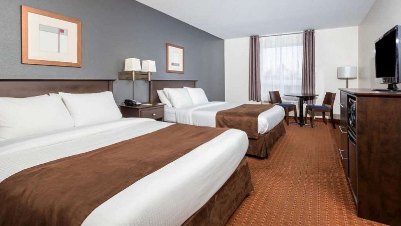 Super 8 by Wyndham Quebec City, room with private jacuzzi, photo 3