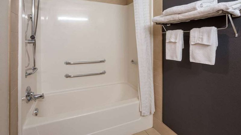 Super 8 by Wyndham Quebec City, room with private jacuzzi, photo 4
