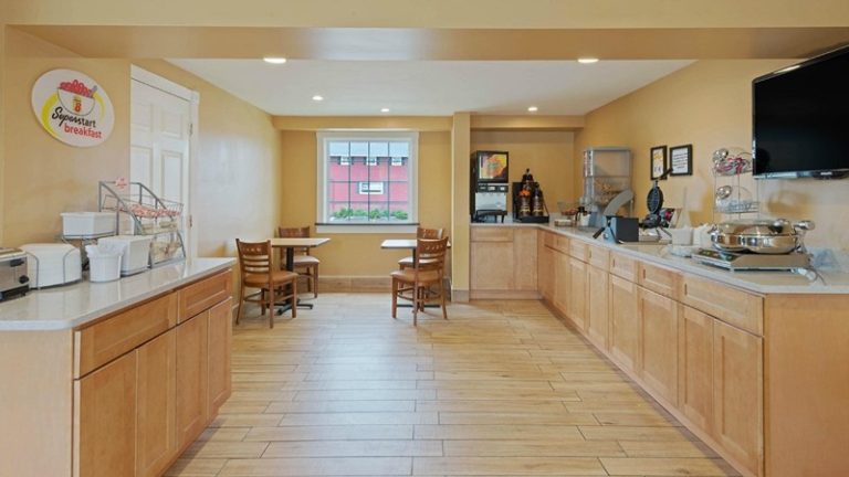 Super 8 by Wyndham Sturbridge