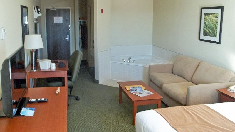 Super 8 by Wyndham Windsor NS, room with private jacuzzi, photo 1