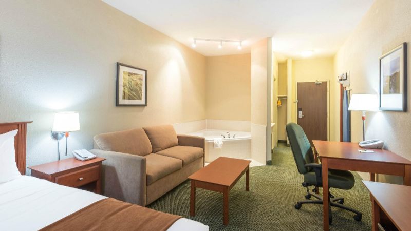 Super 8 by Wyndham Windsor NS, room with private jacuzzi, photo 2