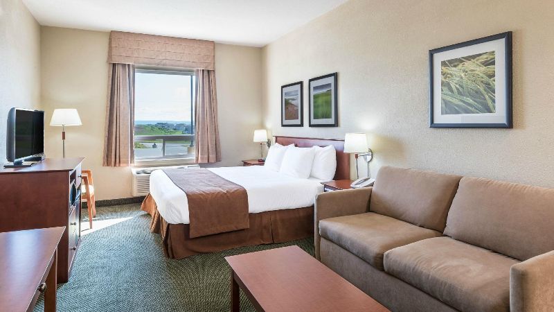 Super 8 by Wyndham Windsor NS, room with private jacuzzi, photo 3
