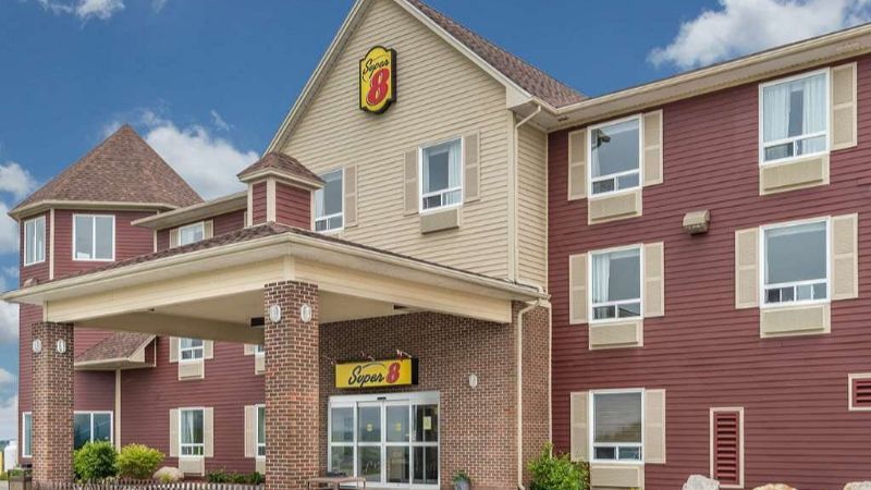 Super 8 by Wyndham Windsor NS, room with private jacuzzi, photo 6