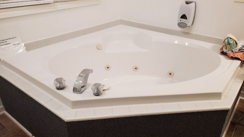 The Lionstone Inn Motel and Cottages, room with private jacuzzi, photo 1