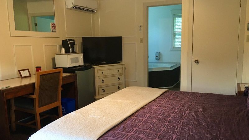 The Lionstone Inn Motel and Cottages, room with private jacuzzi, photo 2