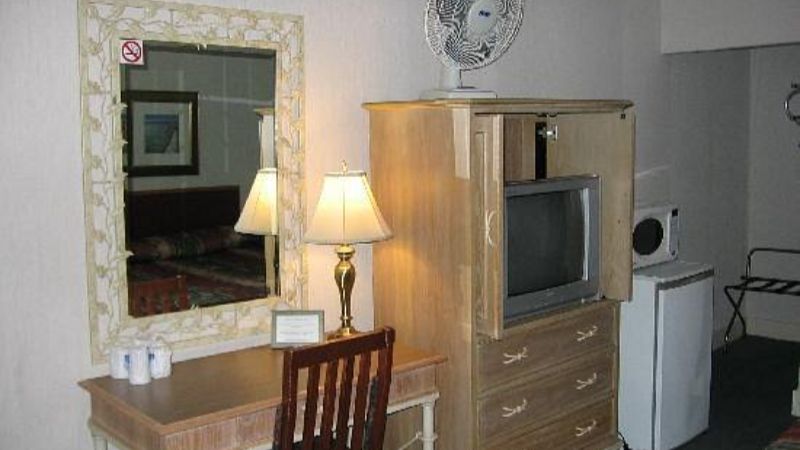 The Lionstone Inn Motel and Cottages, room with private jacuzzi, photo 4