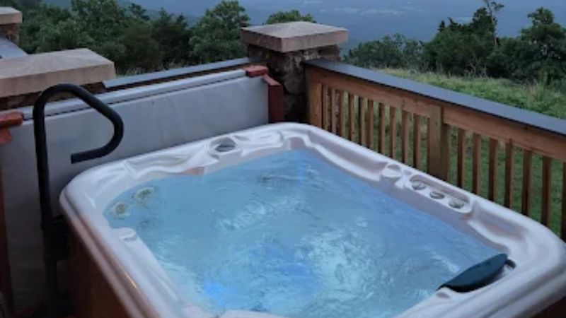 The Lodge at Mount Magazine, room with private jacuzzi, photo 3
