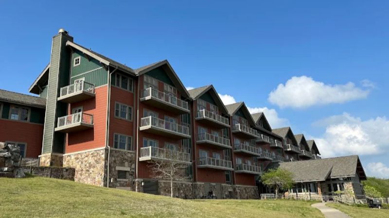 The Lodge at Mount Magazine, room with private jacuzzi, photo 6