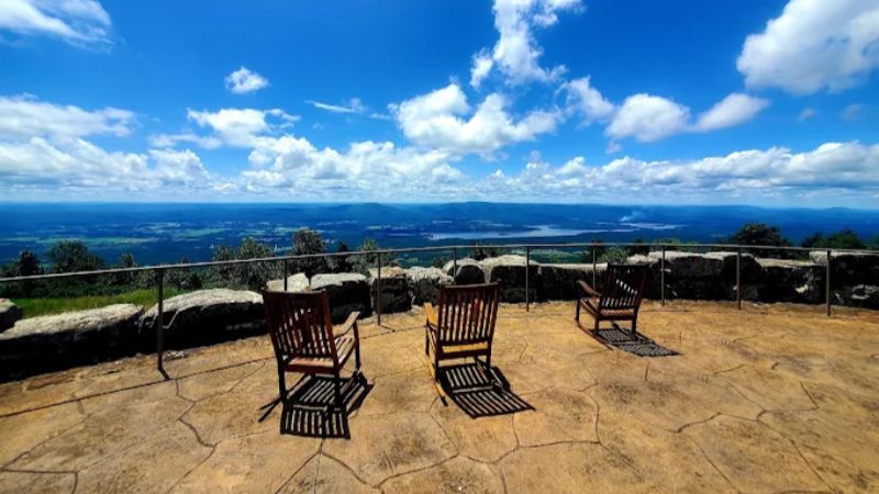 The Lodge at Mount Magazine, room with private jacuzzi, photo 8