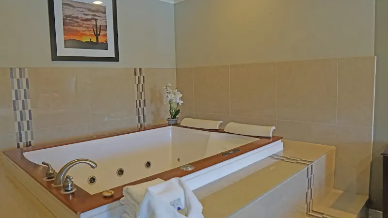 West Coast Motel Santa Ana3 - jacuzzi hotel room