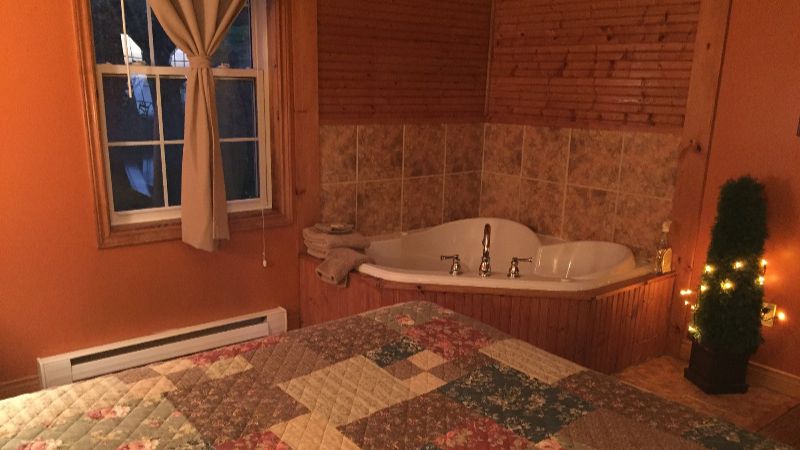 Whispering Waves Cottages, room with private jacuzzi, photo 2