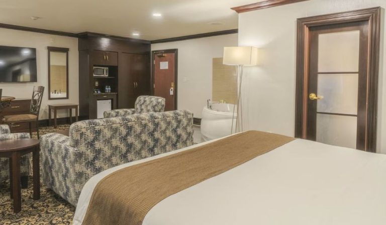 Woodbine Hotel & Suites