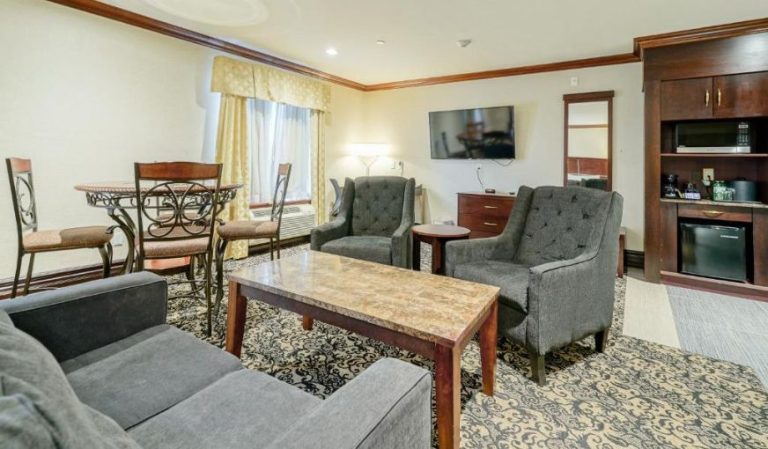 Woodbine Hotel & Suites