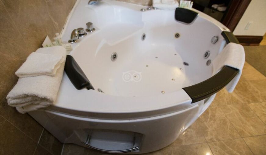 Woodbine Hotel & Suites, room with private jacuzzi, photo 2