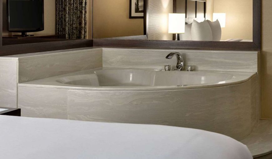 Wyndham Edmonton Hotel and Conference Centre, room with private jacuzzi, photo 2