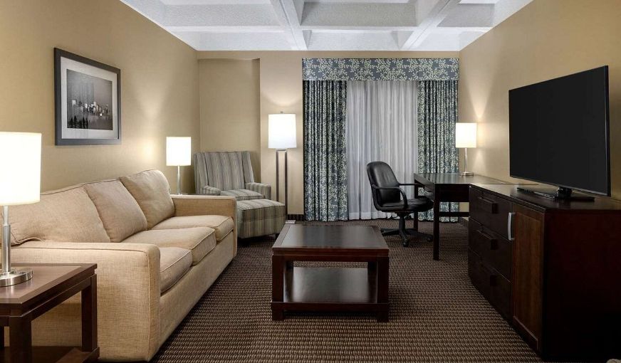 Wyndham Edmonton Hotel and Conference Centre, room with private jacuzzi, photo 6