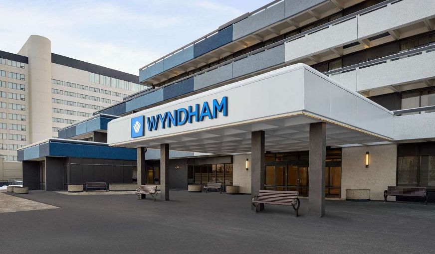 Wyndham Edmonton Hotel and Conference Centre, room with private jacuzzi, photo 7