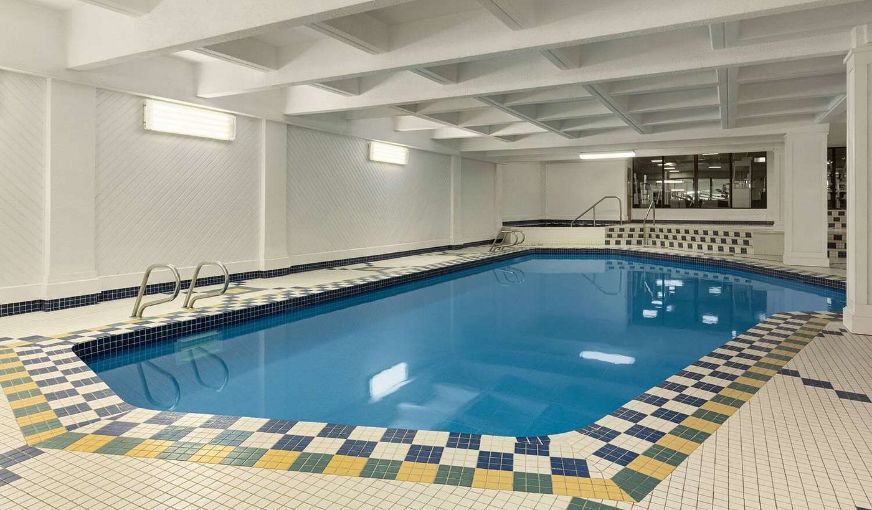 Wyndham Edmonton Hotel and Conference Centre, room with private jacuzzi, photo 8