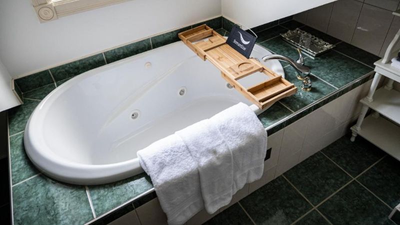 Belle View Manor Inn, room with private jacuzzi, photo 2